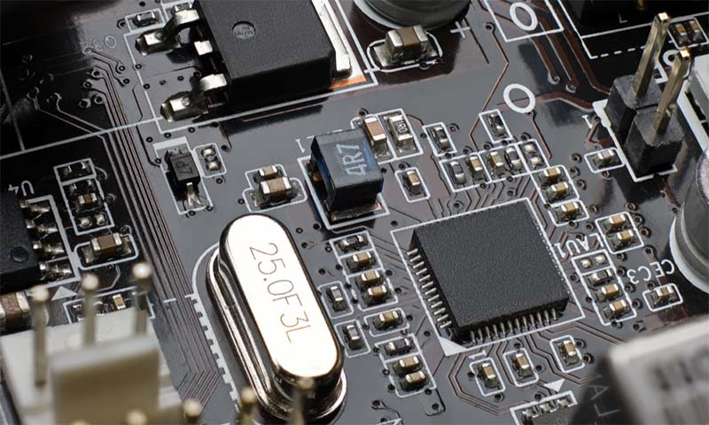 how does a quartz crystal oscillator work